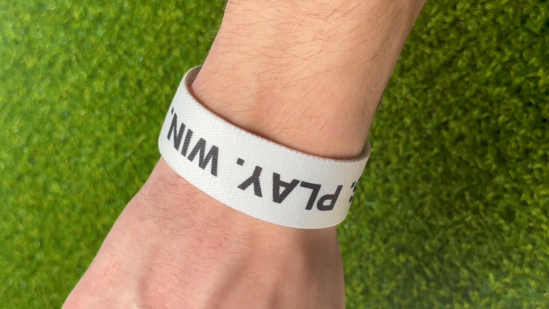 FOCUS. PLAY. WIN. – Pure White